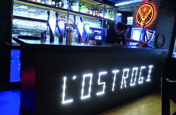 La déclinaison de L’Ostrog en bar à bières et spiritueux déploie un univers mixant habilement « speakeasy » et « loft industriel ». © M. Jarlier