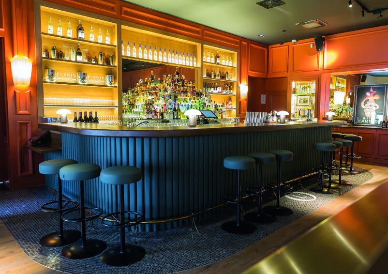 Ce bar de 150 m² intégré au Grand Hôtel-Dieu à Lyon présente une atmosphère à la fois feutrée, élégante et rétro-chic. DR/L'Officine