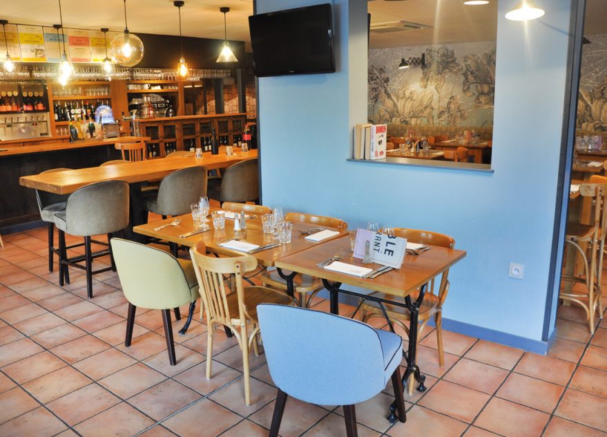La salle du restaurant a été entièrement modernisée et réagencée pour répondre davantage aux attentes variées des clients d’aujourd’hui. Photos © A. Thiriet