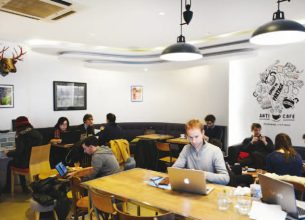 Un salon de café polyactivités