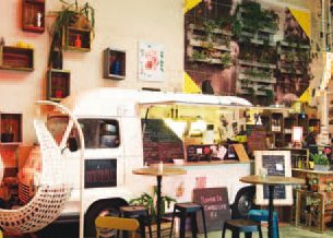 Des pistolets dans un hangar animé