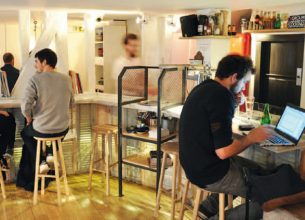 Des cocktails étonnants dans un petit appartement caché par une laverie