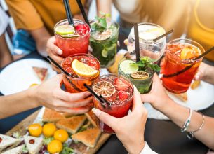 Les Français de retour en terrasse… mais avec modération