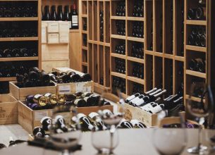 LA CAVE À MANGER : DES ASSIETTES VÉGÉTALES ET MARINES AU MILIEU D’UNE CAVE