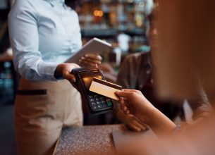 Paiement en caisse : les habitudes parfois paradoxales des consommateurs français