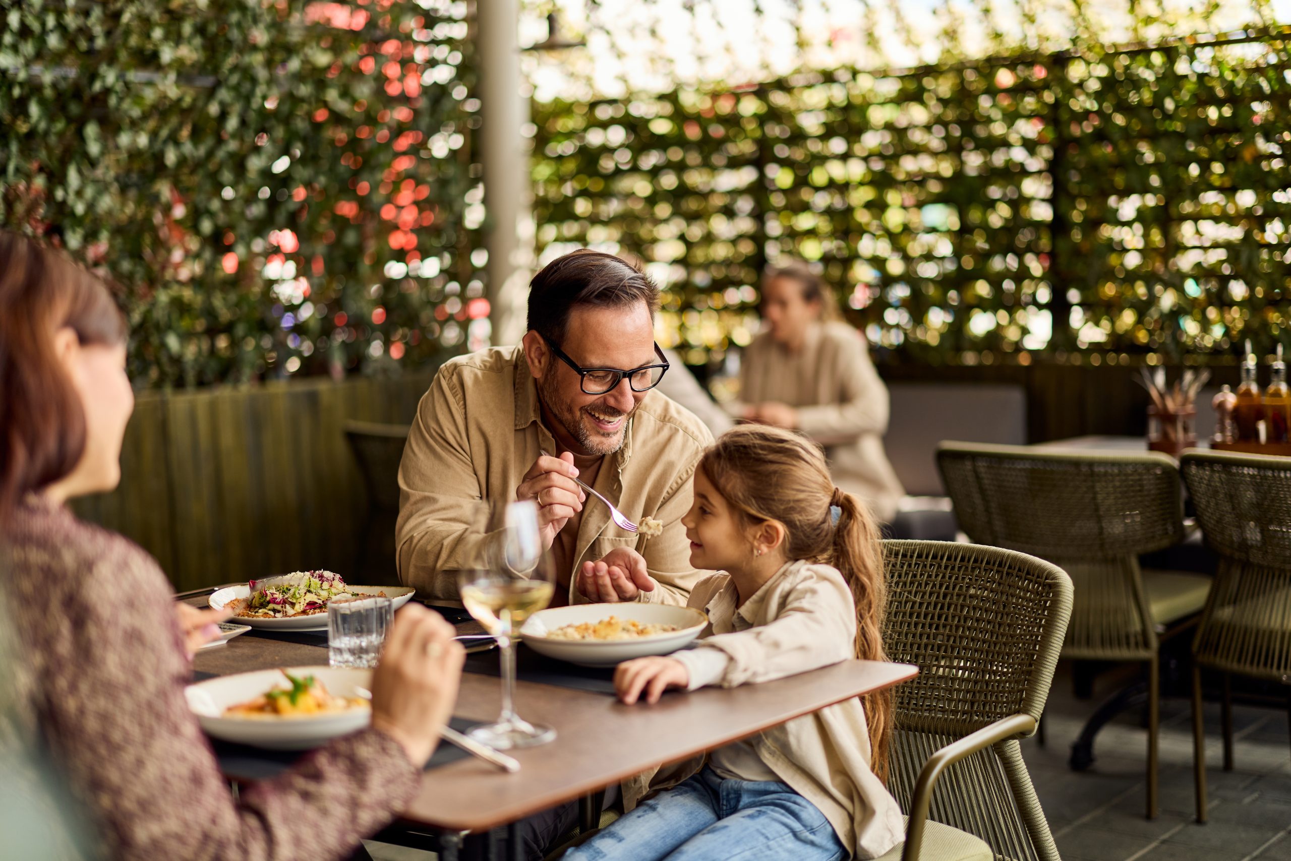Plus d’un Français sur deux favorable à des espaces « adults only » au restaurant, selon Lightspeed